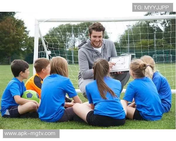 足球骑士的英勇瞬间展现足球精神与团队合作的完美结合